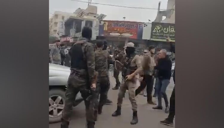 عناصر للشرطة العسكرية تحاول منع محتجين في مدينة الباب من إقامة خيمة اعتصام