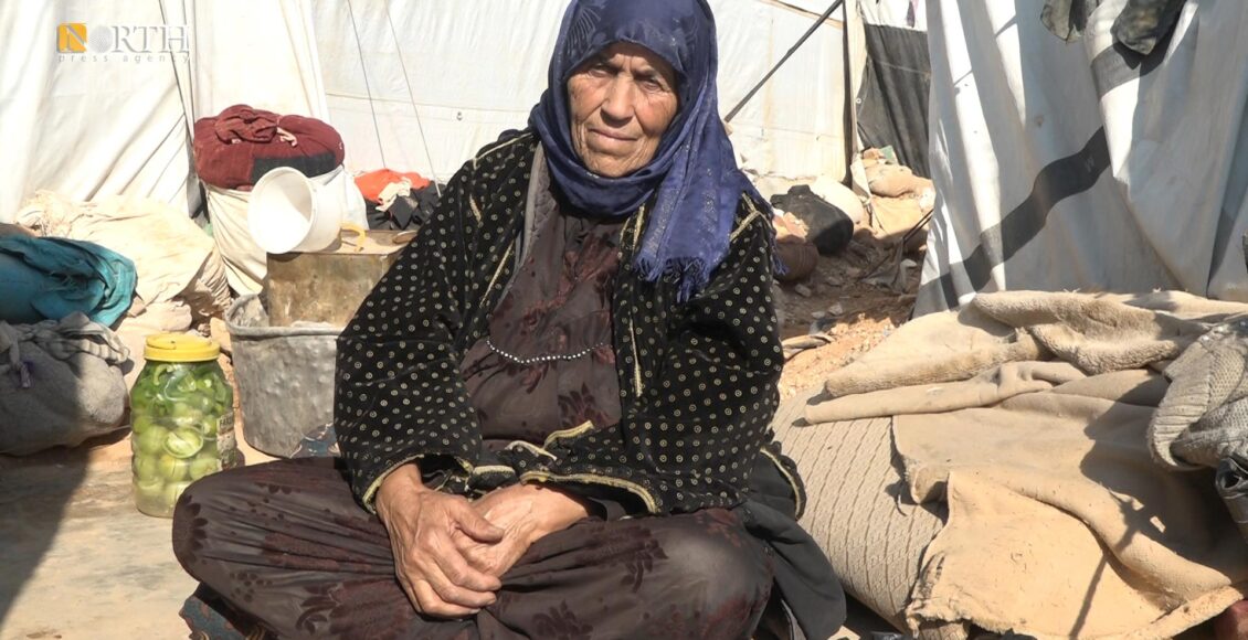 : نازحة في مخيم منبج الشرقي الجديد/ مخيم منبج الشرقي الجديد – نورث برس
