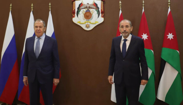 وزير الخارجية الروسي سيرغي لافروف يلقي في العاصمة عمان مع نظيره الأردني أيمن الصفدي