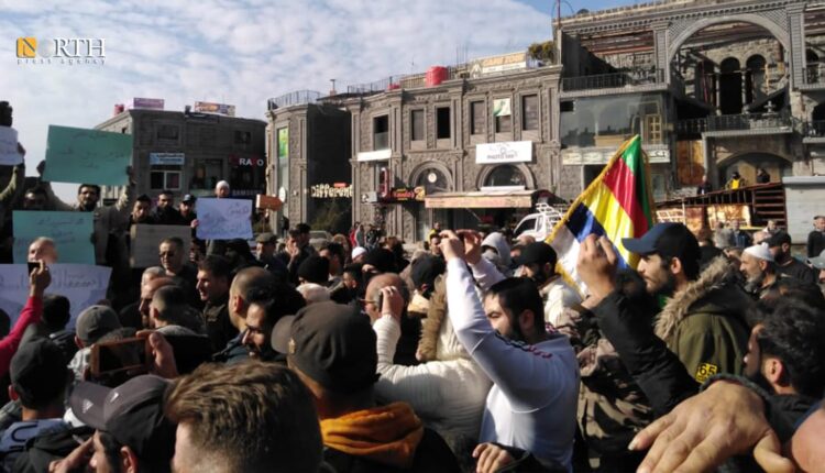 محتجون في دوار المشنقة بمدينة السويداء للمطالبة بتحسين الواقع المعيشي – نورث برس