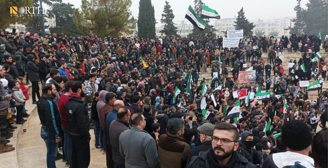 احتجاجات في مدينة إدلب شمال غربي سوريا رفضاً لتطبيع العلاقات بين تركيا وسوريا – نورث برس