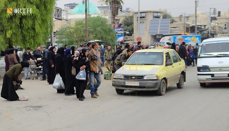 سكان بانتظار وسائل نقل في حلب – نورث برس