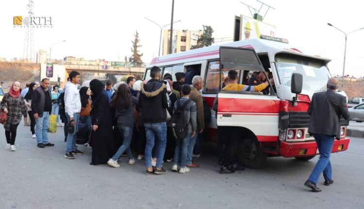 سكان في حلب بانتظار تأمين مقعد بوسائط نقل تقلهم إلى العمل أو المنزل – نورث برس/ أرشيفية