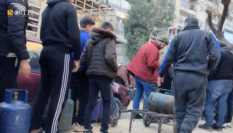 سكان ينتظرون عمل شبكة شركة تكامل لاستلام أسطوانات الغاز في حلب