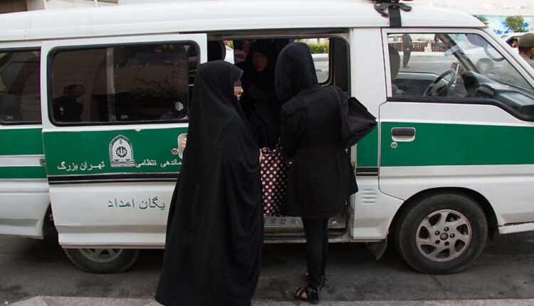 سيارة تابعة لدوريات الإرشاد "شرطة الأخلاق" في طهران - إنترنت