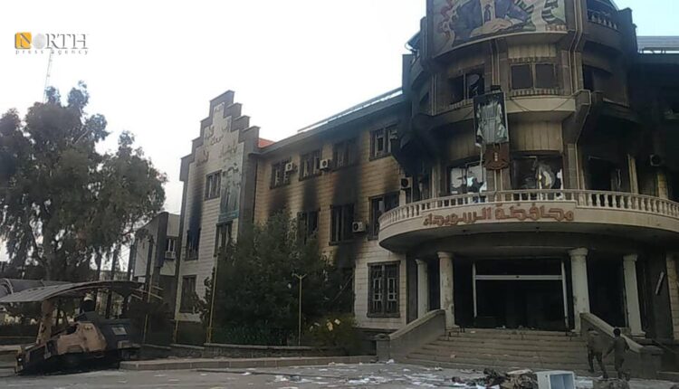 مبنى محافظة السويداء بعد إحراقه من قبل المحتجين ـ نورث برس