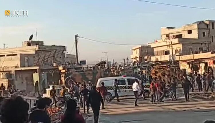 محتجون في مدينة الأتارب يقطعون الطريق أمام عربات عسكرية تركية - نورث برس