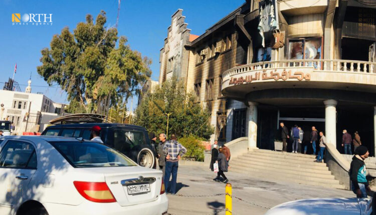 محيط مبنى محافظة السويداء بعد حرقه من قبل محتجين - نورث برس أرشيفية