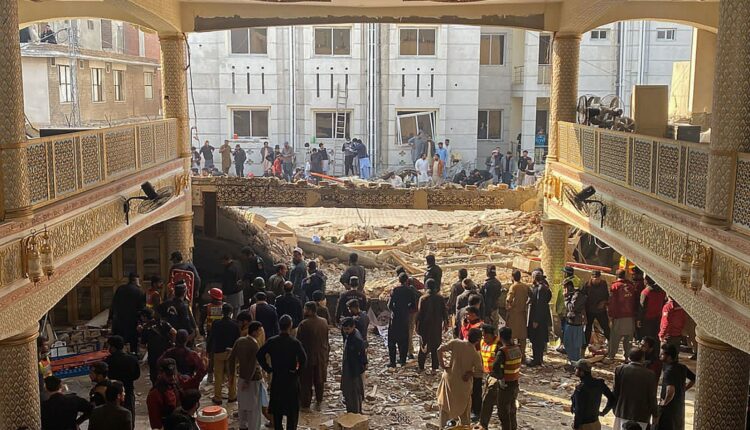 الدمار الذي خلفه التفجير في المسجد بمدينة بيشاور شمال غربي باكستان - إنترنت