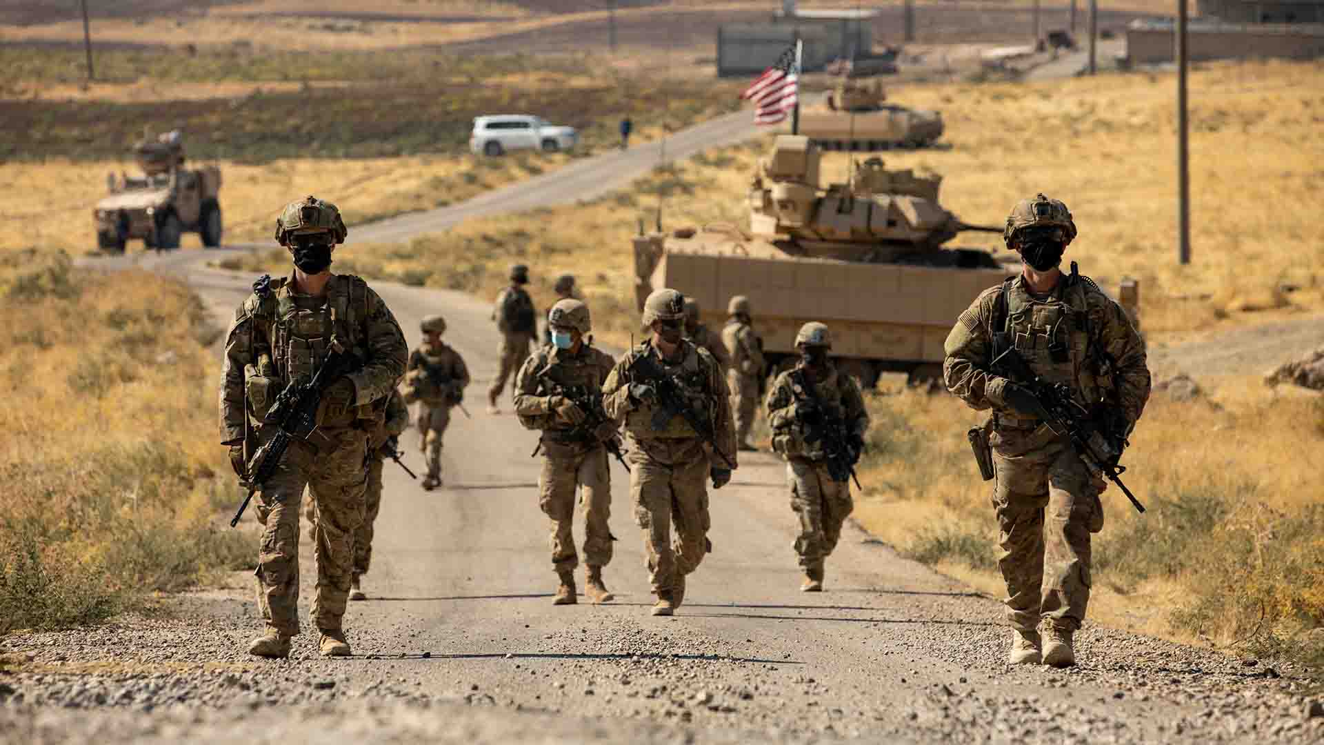 جنود أميركيون رفقة عربات برادلي القتالية شمال شرقي سوريا