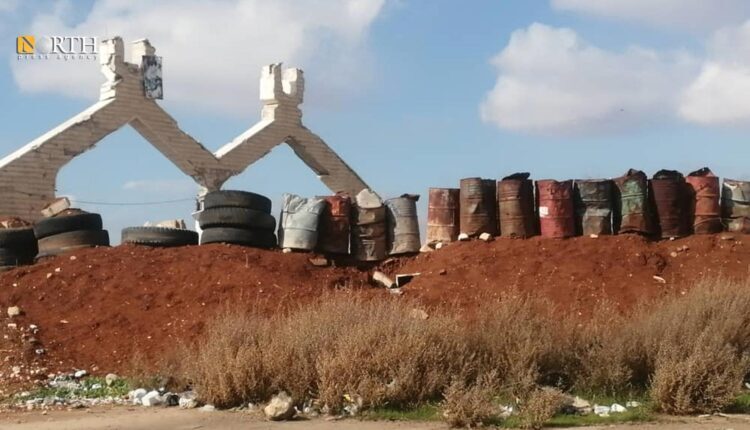 حاجز عسكري للقوات الحكومية على بوابة جمرك درعا القديم بدرعا البلد - نورث برس- أرشيفية