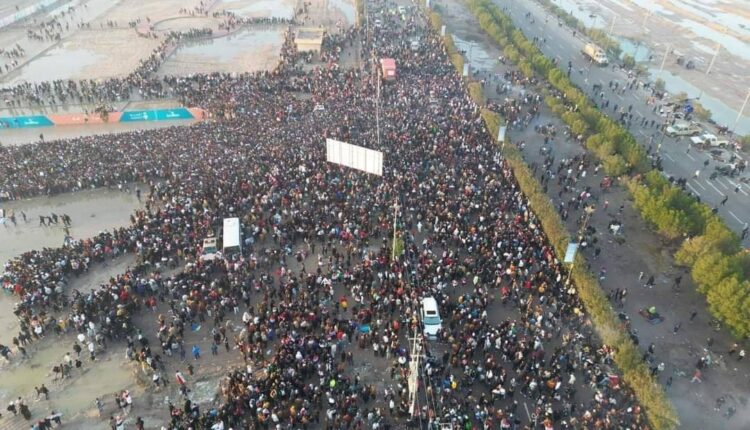 حشد جماهيري يتوافد إلى محيط المدينة الرياضية بالبصرة - إنترنت
