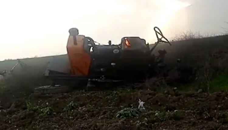 الجرار الذي انفجر فيه اللغم الأرضي بريف حماة - متداول