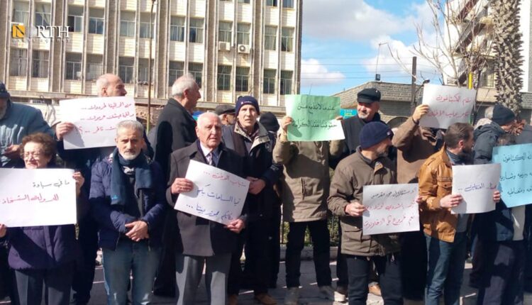 محتجون في ساحة الكرامة بمدينة السويداء- نورث برس