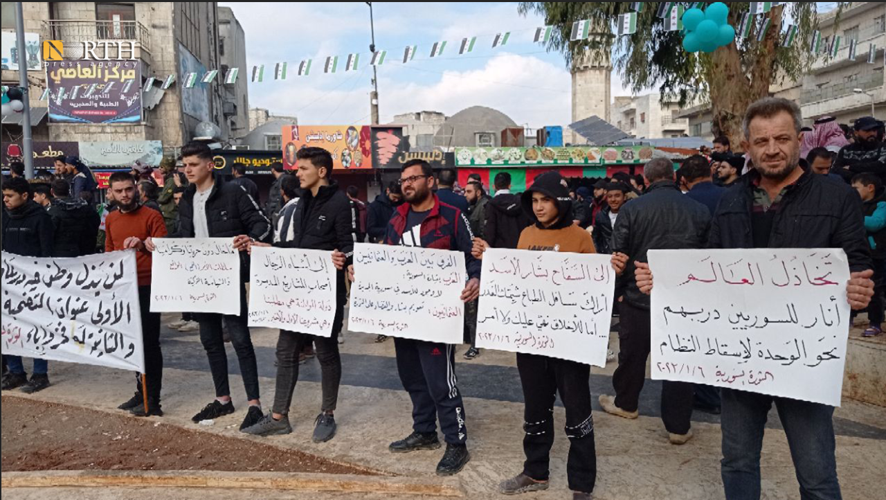 مظاهرة في ساحة الساعة وسط إدلب رفضاً لمساعي أنقرة للتطبيع مع دمشق - نورث برس