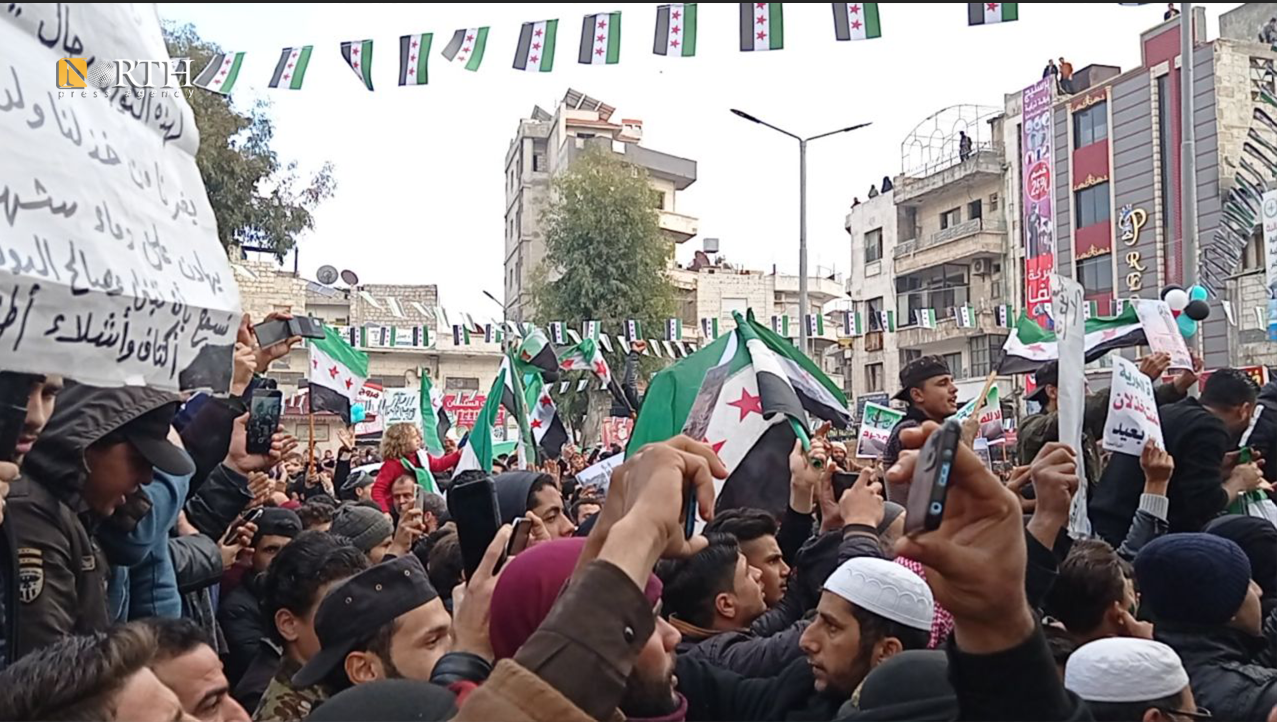 مظاهرة في ساحة الساعة وسط مدينة إدلب رفضاً للتطبيع مع دمشق - نورث برس
