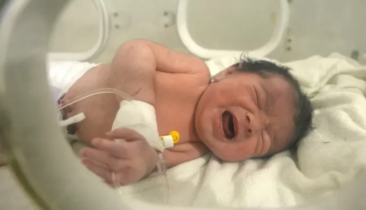 طفلة ولدت تحت الأنقاض في جنديرس وحملت اسم "طفلة الزلزال" على سرير في مشفى بعفرين – متداول