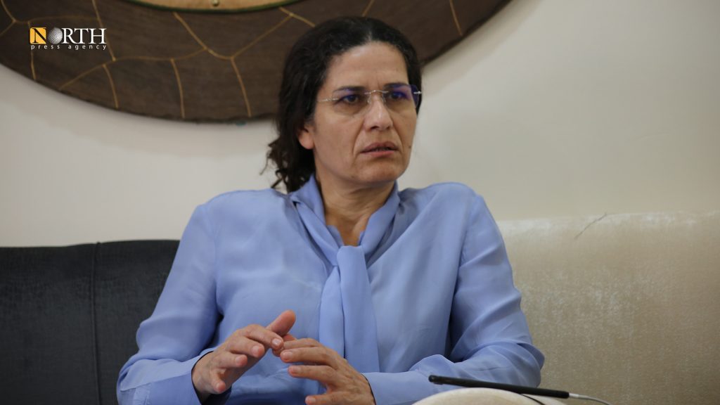 إلهام أحمد رئيس الهيئة التنفيذية لمجلس سوريا الديمقراطية - نورث برس