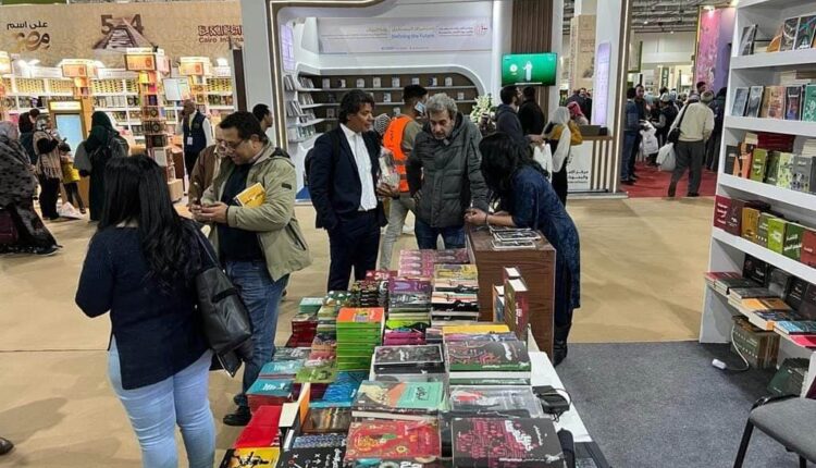 القاهرة – زوار للمعرض الدولي للكتاب – إنترنيت