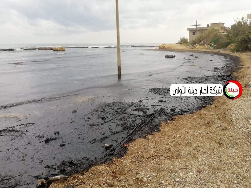 بقعة نفطية على شاطئ جبلة على الساحل السوري - شبكة أخبار جبلة المحلية