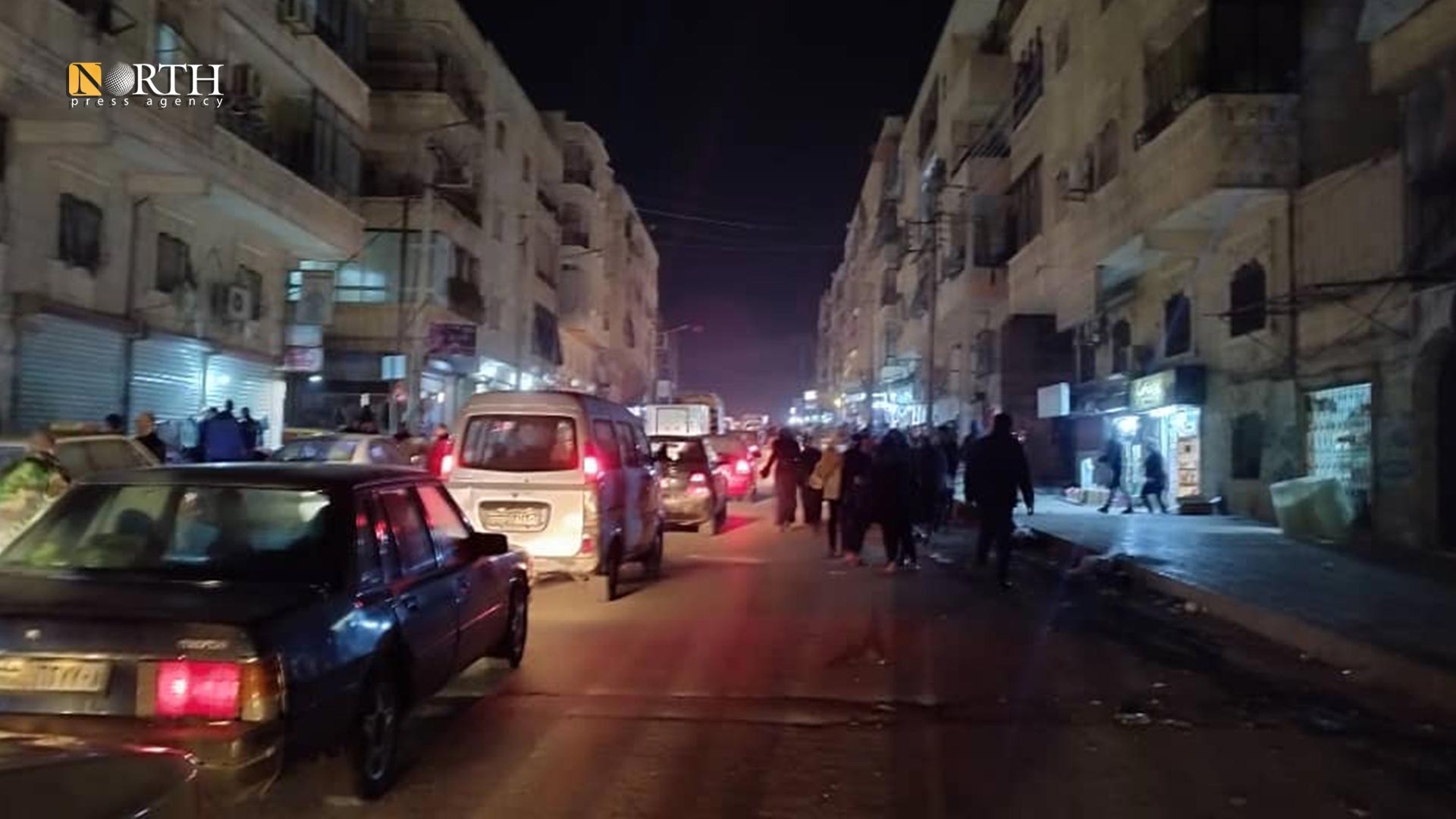 خروج سكان من منازلهم في حي الأعظمية بحلب أثناء الزلزال الجديد - نورث برس