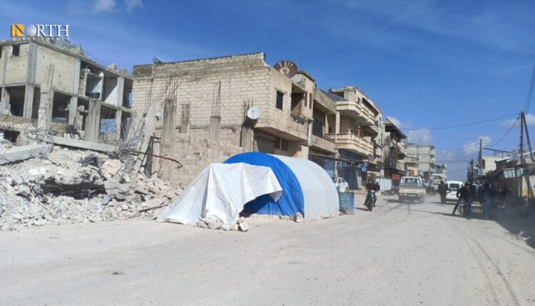 سكان جنديرس يبيتون في الخيام أمام منازلهم المدمرة جراء الزلزال – نورث برس