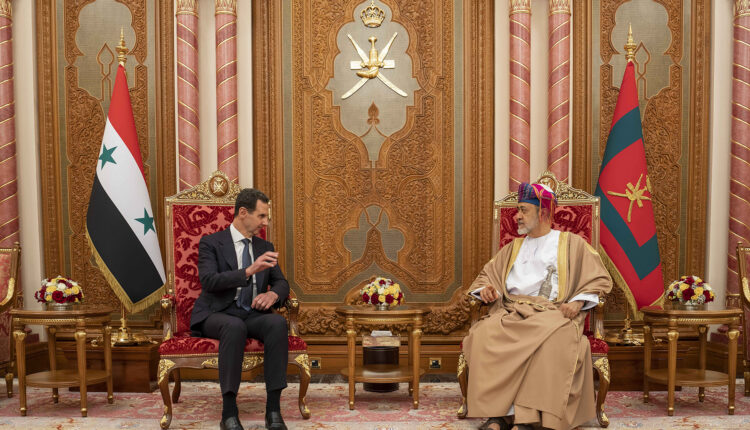 سلطان عمان هيثم بن طارق مع الرئيس السوري بشار الأسد في مسقط - إنترنت