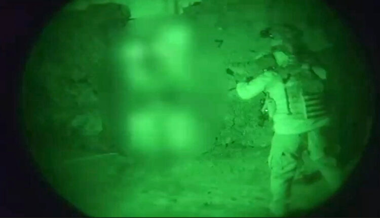 صورة نشرتها "قسد" لعملية اعتقال عنصر في "داعش" بالرقة