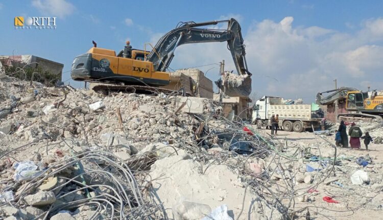 عمليات البحث وترحيل جثث من ضحايا الزلزال في بلدة جنديرس بريف عفرين - نورث برس