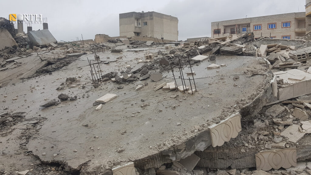 مبنى منهار في مدينة كوباني إثر الزلازل التي ضربت عموم المناطق السورية - نورث برس