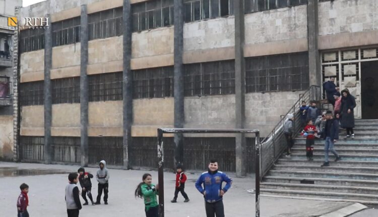 متضررون من الزلزال في مدرسة بحي المشهد بمدينة حلب - نورث برس/ أرشيفية