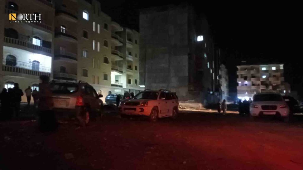 نزول سكان مدينة أعزاز شمال حلب إلى الأراضي والشوارع بعد هزة أرضية جديدة - نورث برس