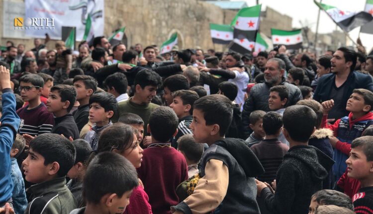 متظاهرون في بلدة بزاعة شرق حلب - نورث برس