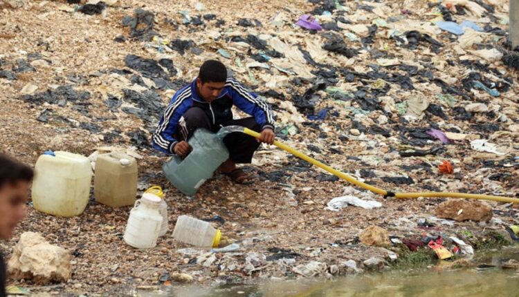 أطفال يملأون أوعيتهم بماء ملوث في سوريا - موقع الأمم المتحدة