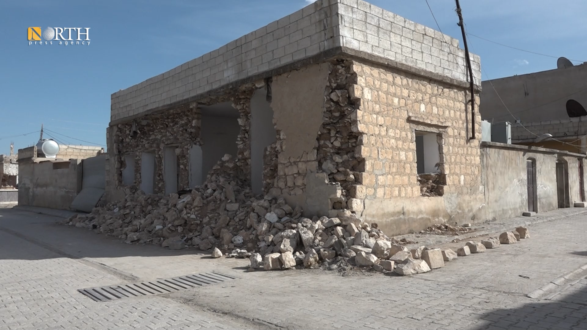 أعمال إزالة انهيارات جزئية في أبنية بكوباني – نورث برس