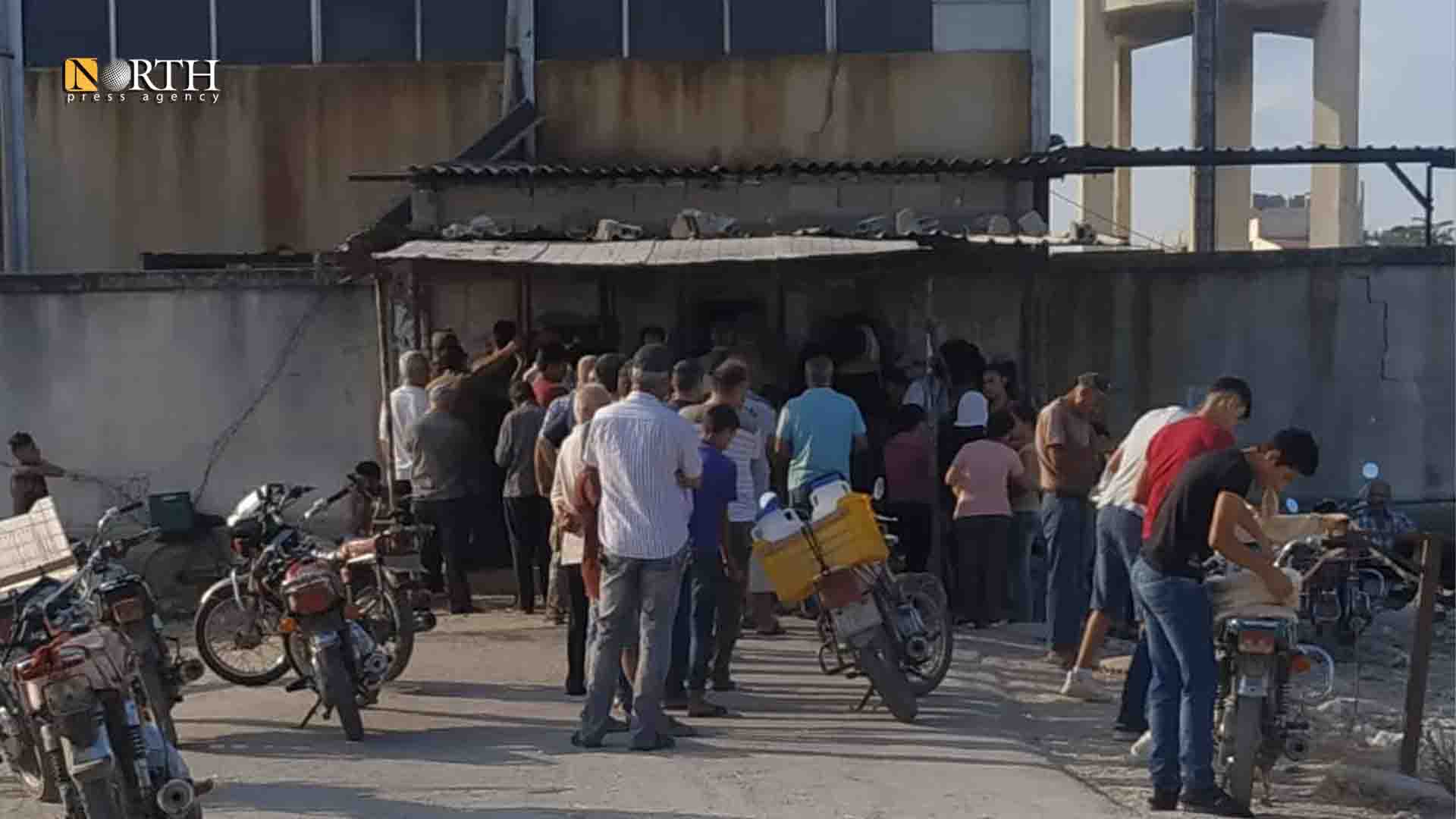 اصطفاف سكان أمام أحد أفران اللاذقية - نورث برس/ أرشيفية
