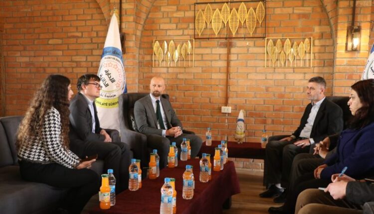 الوفد النرويجي وأعضاء الهيئة الإدارية في دائرة العلاقات الخارجية للإدارة الذاتية بالقامشلي
