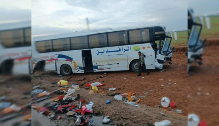 بولمان باص يتبع لشركة الرافدين للنقل عند مدخل القامشلي