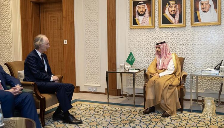 بيدرسون خلال لقائه فيصل بن فرحان في الرياض