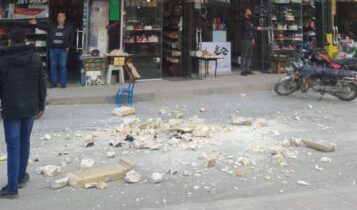 جدار سقط على الشارع بالقرب من ساحة الساعة وسط مدينة إدلب - متداول