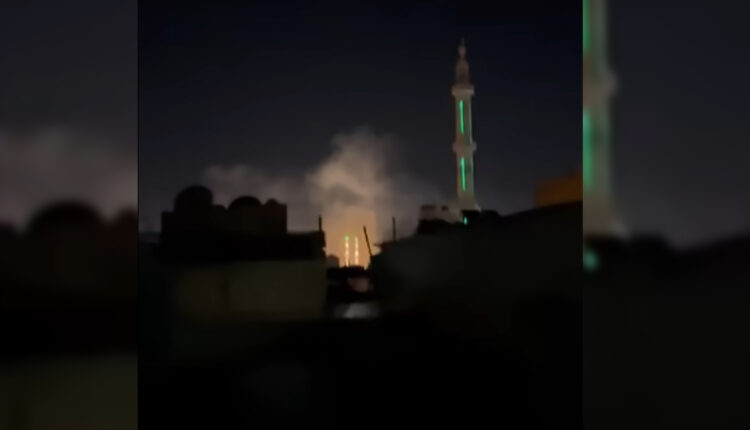 دخان متصاعد في محيط حي الميدان - كفرسوسة إثر قصف إسرائيلي يوم أمس - متداول