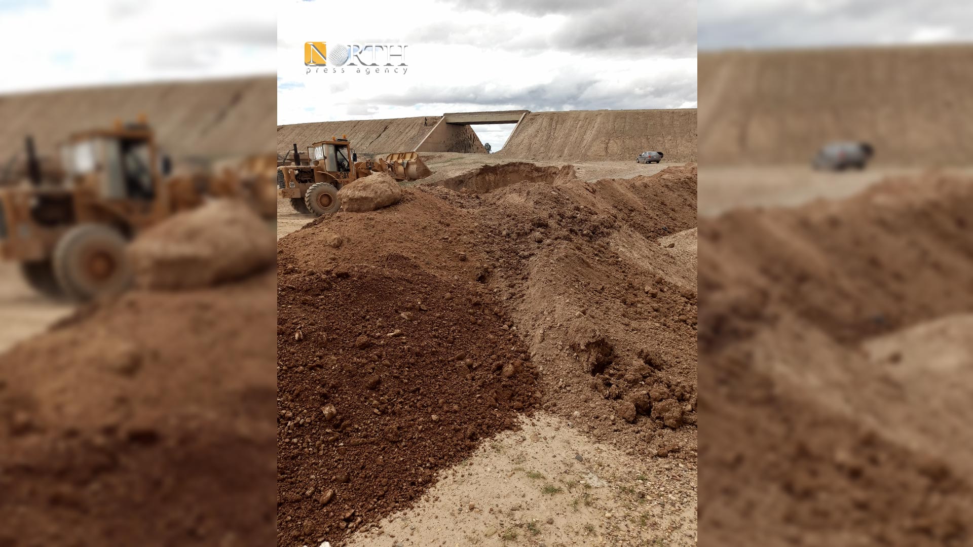 رفع سواتر ترابية بمحاذاة سد الروم الأرضي بدير الزور خوفاً من انهياره نتيجة الأمطار الغزيرة - نورث برس