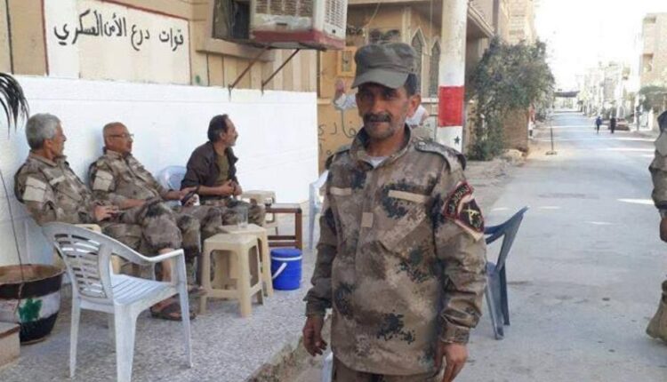 عناصر للأمن العسكري أمام مقر عملهم ببلدة البوكمال شرقي دير الزور - متداول
