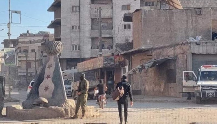 عناصر "هيئة تحرير الشام" تنصب حاجزاً للتفتيش وسط مدينة عفرين بعد سيطرتها على مركزها (مواقع التواصل الاجتماعي)