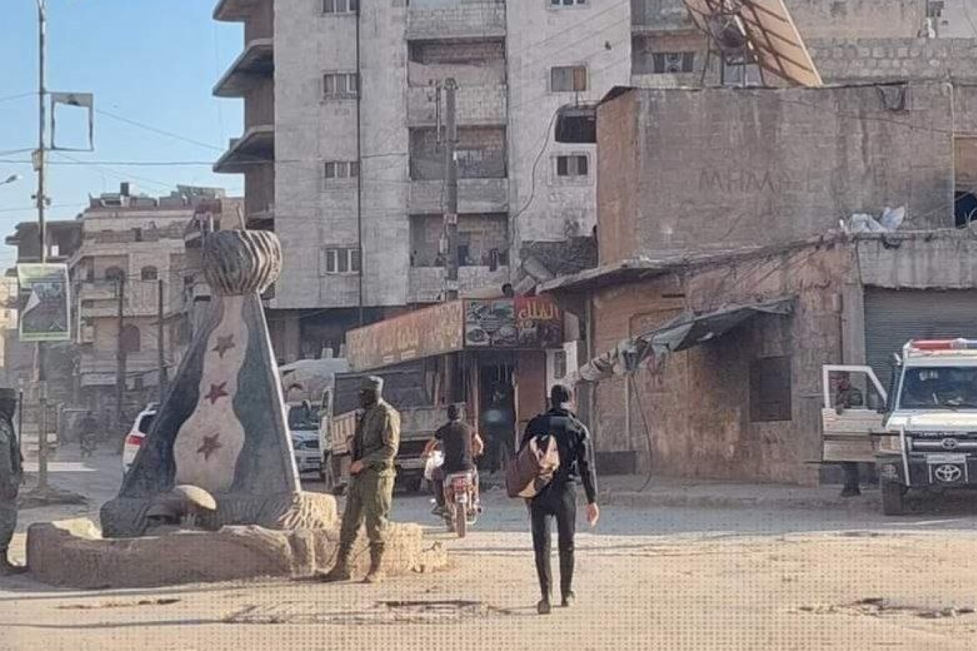 عناصر "هيئة تحرير الشام" تنصب حاجزاً للتفتيش وسط مدينة عفرين بعد سيطرتها على مركزها (مواقع التواصل الاجتماعي)