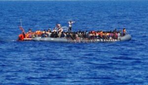 قارب يحمل مهاجرين قبالة السواحل الليبية - إنترنت