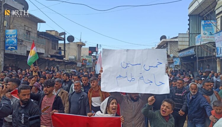 محتجون في جنديرس يطالبون بإخراج فصائل المعارضة على خلفية قتل كرد محتفلين بعيد نوروز - نورث برس