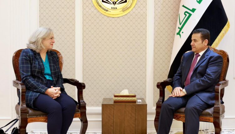 مستشار الأمن القومي العراقي قاسم الأعرجي و السفيرة الأميركية في بغداد ألينا رومانوسكي- إنترنت