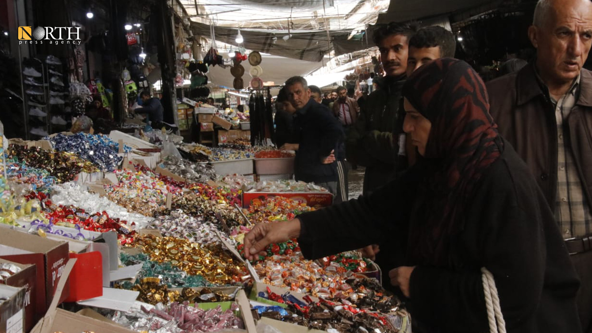 أصناف سكاكر وحلويات ضيافة العيد في سوق القامشلي - نورث برس