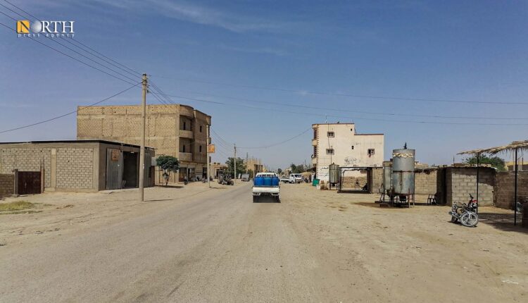 الطريق العام في بلدة البحرة شرقي دير الزور- نورث برس